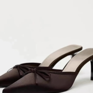 كعب دبوس بني